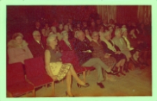 Uroczystość z okazji Dnia Kobiet zorganizowana przez Obornicki Ośrodek Kultury i Klub Seniora, 9.03.1976 r. (fot. 4) [Dokument ikonograficzny]