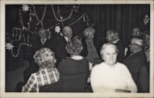 Zabawa karnawałowa klubów seniora z Trzebnicy, Pęgowa i Obornik Śląskich w Obornickim Ośrodku Kultury, 11.01.1977 r. (fot. 2) [Dokument ikonograficzny]