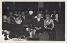 Zabawa karnawałowa klubów seniora z Trzebnicy, Pęgowa i Obornik Śląskich w Obornickim Ośrodku Kultury, 11.01.1977 r. (fot. 3) [Dokument ikonograficzny]