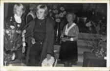 IV Wystawa Kompozycji Kwiatowych, zorganizowana przez Klub Seniora w sali widowiskowej Obornickiego Ośrodka Kultury, 10.09.1977 r. (fot. 1) [Dokument ikonograficzny]