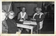 IV Wystawa Kompozycji Kwiatowych, zorganizowana przez Klub Seniora w sali widowiskowej Obornickiego Ośrodka Kultury, 10.09.1977 r. (fot. 3) [Dokument ikonograficzny]