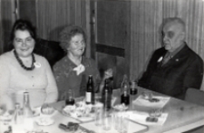 Zabawa karnawałowa klub&oacute;w seniora z Trzebnicy, Pęgowa i Obornik Śląskich w Obornickim Ośrodku Kultury, 24.01.1978 r. (fot. 11) [Dokument ikonograficzny]