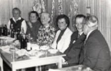 Zabawa karnawałowa klub&oacute;w seniora z Trzebnicy, Pęgowa i Obornik Śląskich w Obornickim Ośrodku Kultury, 24.01.1978 r. (fot. 14) [Dokument ikonograficzny]