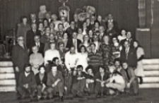 Wspólne zdjęcie uczestników zabawy noworocznej Klubu Seniora w Obornikach Śląskich na scenie ośrodka kultury, styczeń 1979 r. [Dokument ikonograficzny]