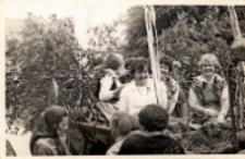 Wspólne zdjęcie na wozie zespołu śpiewaczego z Piekar, wyjeżdżającego na konkurs do Obornik Śląskich, marzec 1985 r. [Dokument ikonograficzny]