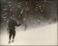 Slalom w zadymce [Dokument ikonograficzny]