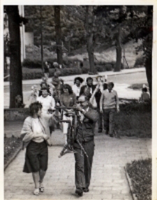 Zdjęcie mieszkańców Piekar wnoszących do Obornickiego Ośrodka Kultury eksponaty na wystawę staroci, marzec 1985 r. [Dokument ikonograficzny]