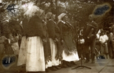 Zdjęcie zespołu śpiewaczego z Piekar podczas występu na festynie 1-majowym w Obornikach Śląskich, 1.05.1986 r. [Dokument ikonograficzny]