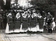 Zdjęcie zespołu śpiewaczego z Piekar podczas występu na Święcie Ludowym w Twardogórze, 18.05.1986 r. [Dokument ikonograficzny]