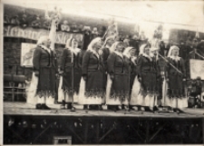 Zdjęcie zespołu śpiewaczego z Piekar podczas eliminacji rejonowych konkursu „Kolorowe Wsie” w Oleśnicy, czerwiec 1986 r. [Dokument ikonograficzny]