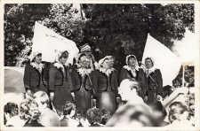 Zdjęcie zespołu śpiewaczego z Piekar podczas występu na festynie „Polaru” we Wrocławiu, wrzesień 1986 r. [Dokument ikonograficzny]