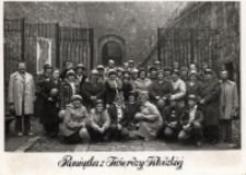 Zdjęcie zespołu śpiewaczego i członków Klubu Seniora z Piekar oraz przedstawicieli innych wsi z gminy Oborniki Śląskie z wycieczki do Kotliny Kłodzkiej : pamiątka z Twierdzy Kłodzko, 16.11.1986 r. [Dokument ikonograficzny]