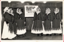 Zdjęcie zespołu śpiewaczego z Piekar podczas spotkania w Obornickim Ośrodku Kultury w związku z podsumowaniem VIII Edycji Turnieju Gmin „Kolorowe Wsie”, 18.12.1986 r. [Dokument ikonograficzny]