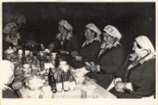 Zdjęcie pań z Koła Gospodyń Wiejskich w Piekarach na podsumowaniu 9. edycji turnieju „Kolorowe Wsie” w Obornickim Ośrodku Kultury w Obornikach Śląskich, 19.11.1987 r. [Dokument ikonograficzny]