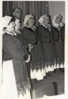 Zdjęcie Koła Gospodyń Wiejskich w Piekarach przed nagraniem dla Polskiego Radia piosenek ludowych i kolęd, 11.12.1987 r. [Dokument ikonograficzny]