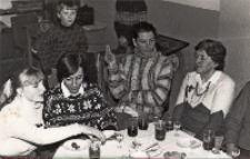 Impreza mikołajkowa w świetlicy w Piekarach, 8.12.1988 r. (fot. 3) [Dokument ikonograficzny]