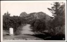 Karkonosze - widok ze szlaku na Szrenicę i schronisko Na Szrenicy [Dokument ikonograficzny]