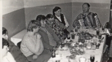 Impreza mikołajkowa w świetlicy w Piekarach, 8.12.1988 r. (fot. 5) [Dokument ikonograficzny]