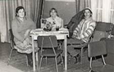 Impreza mikołajkowa w świetlicy w Piekarach, 8.12.1988 r. (fot. 6) [Dokument ikonograficzny]