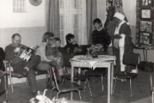 Impreza mikołajkowa w świetlicy w Piekarach, 8.12.1988 r. (fot. 8) [Dokument ikonograficzny]