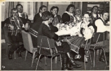 Uroczystości zakończenia imprezy „Szkoła Zdrowia” w świetlicy Koła Gospodyń Wiejskich w Piekarach, 19.12.1989 r. (fot. 1) [Dokument ikonograficzny]