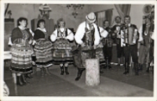 Uroczystości zakończenia imprezy „Szkoła Zdrowia” w świetlicy Koła Gospodyń Wiejskich w Piekarach, 19.12.1989 r. (fot. 2) [Dokument ikonograficzny]