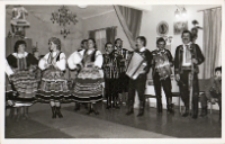 Uroczystości zakończenia imprezy „Szkoła Zdrowia” w świetlicy Koła Gospodyń Wiejskich w Piekarach, 19.12.1989 r. (fot. 6) [Dokument ikonograficzny]