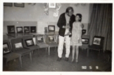 Wystawa malarstwa Stanisława Babczyńskiego, zorganizowanej przy wsp&oacute;łudziale Obornickiego Ośrodka Kultury w świetlicy Koła Gospodyń Wiejskich w Piekarach, 9.05.1990 r. (fot. 1) [Dokument ikonograficzny]