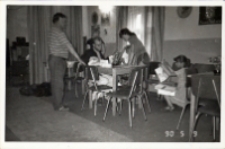 Wystawa malarstwa Stanisława Babczyńskiego, zorganizowanej przy współudziale Obornickiego Ośrodka Kultury w świetlicy Koła Gospodyń Wiejskich w Piekarach, 9.05.1990 r. (fot. 2) [Dokument ikonograficzny]