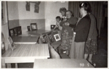 Wystawa malarstwa Stanisława Babczyńskiego, zorganizowanej przy współudziale Obornickiego Ośrodka Kultury w świetlicy Koła Gospodyń Wiejskich w Piekarach, 9.05.1990 r. (fot. 3) [Dokument ikonograficzny]