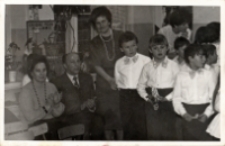 Zdjęcie uczniów ze Szkoły Podstawowej w Kowalach z pedagogami podczas Dnia Babci i Dnia Dziadka, wrzesień 1990 r. - styczeń 1991 r. [Dokument ikonograficzny]