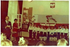 Zdjęcie pierwszoklasistów w Szkole Podstawowej w Kowalach podczas uroczystości ślubowania na ucznia, wrzesień 1990 r. - styczeń 1991 r. [Dokument ikonograficzny]