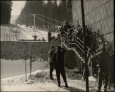 W kolejce na kolejkę [Dokument ikonograficzny]