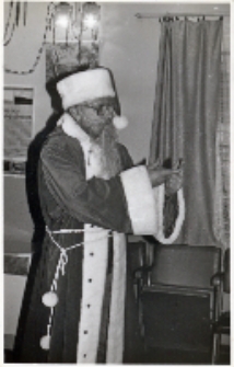 Impreza mikołajkowa w świetlicy Koła Gospodyń Wiejskich w Piekarach, 5.12.1990 r. (fot. 1) [Dokument ikonograficzny]