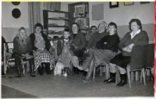 Impreza mikołajkowa w świetlicy Koła Gospodyń Wiejskich w Piekarach, 5.12.1990 r. (fot. 5) [Dokument ikonograficzny]