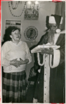 Impreza mikołajkowa w świetlicy Koła Gospodyń Wiejskich w Piekarach, 5.12.1990 r. (fot. 6) [Dokument ikonograficzny]