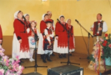 Zdjęcie z występu zespołu śpiewaczego Koła Gospodyń Wiejskich w Piekarach na dożynkach gminnych w Lubnowie, 12.09.1993 r. [Dokument ikonograficzny]