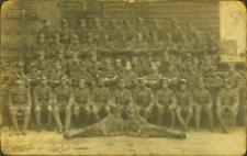 Zdjęcie żołnierzy w mundurach 6. Pułku Strzelców Wielkopolskich, 1919-1921 r. (fot. 1) [Dokument Ikonograficzny]