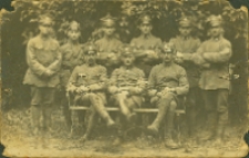 Zdjęcie żołnierzy w mundurach 6. Pułku Strzelców Wielkopolskich, 1919-1921 r. (fot. 2) [Dokument Ikonograficzny]