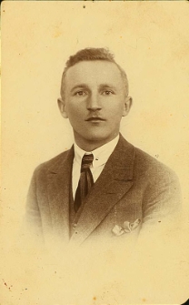 Zdjęcie portretowe (format pocztówka) Wacława Urbańskiego (na awersie autograf) - fotografia sprzed 1920 r. [Dokument Ikonograficzny]