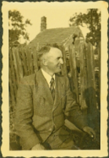 Wacław Urbański w ogrodzie domu w Szurkowie pow. Gostyń, lipiec 1942 r. [Dokument Ikonograficzny]