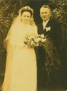 Zdjęcie ślubne Melanii z Kulisińskich i Wacława Urbańskich w Rozstępniewie, 26.04.1939 r. [Dokument Ikonograficzny]