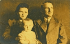 Melania i Wacław Urbańscy z najstarszą córką Stefanią (ur. 23 kwietnia 1941 r.), lipiec 1942 r. [Dokument Ikonograficzny]