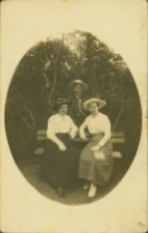 Siostry Wacława Urbańskiego: od lewej siedzą: Wiktoria i Julia, stoi Agnieszka - zdjęcie wykonane w parku w Krobii ok. 1890-1900 r. [Dokument Ikonograficzny]