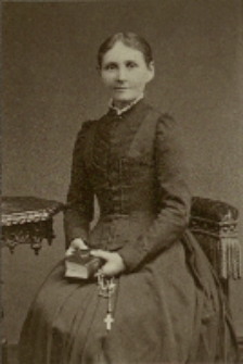 Reprodukcja fotografii Cecylii Urbańskiej z d. Jędryczkowskiej (ur. 10.09.1859 r. - zm. 18.07.1919 r.) wykonanej w Zakładzie Z. Żmudzińskiej w Gostyniu, ok. 1890 r. [Dokument Ikonograficzny]