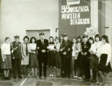 Zdjęcie z obchodów 55. rocznicy powstań śląskich w Szkole Sportowej nr 81 przy ul. Jastrzębiej 26 we Wrocławiu, ok. 1974-1976 r. (fot. 1) [Dokument Ikonograficzny]