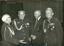 Zdjęcie z obchod&oacute;w 63. rocznicy Powstania Śląskiego ; pierwszy z prawej Wacław Urbański we Wrocławiu, 27.06.1984 r. [Dokument Ikonograficzny]