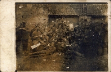 Zdjęcie żołnierzy 2. oddziału 2. zapasowej kompanii karabinów maszynowych 58. poznańskiego pułku piechoty, stacjonującego w Głogowie, lata 1917-1918 [Dokument Ikonograficzny]