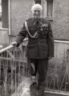 Zdjęcie Wacława Urbańskiego na ganku u pp. Guzikowskich, w tle dom córki – Ireny Puciłowskiej na, ul. Ptasiiej w Obornikach Śląskich, ok. 1980 r. [Dokument Ikonograficzny]