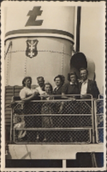 Wycieczka statkiem po Zatoce Gdańskiej (Gdańsk – Jastarnia) ufundowana przez fabrykę mebli w Obornikach Śląskich, 1954 r. [Dokument ikonograficzny]